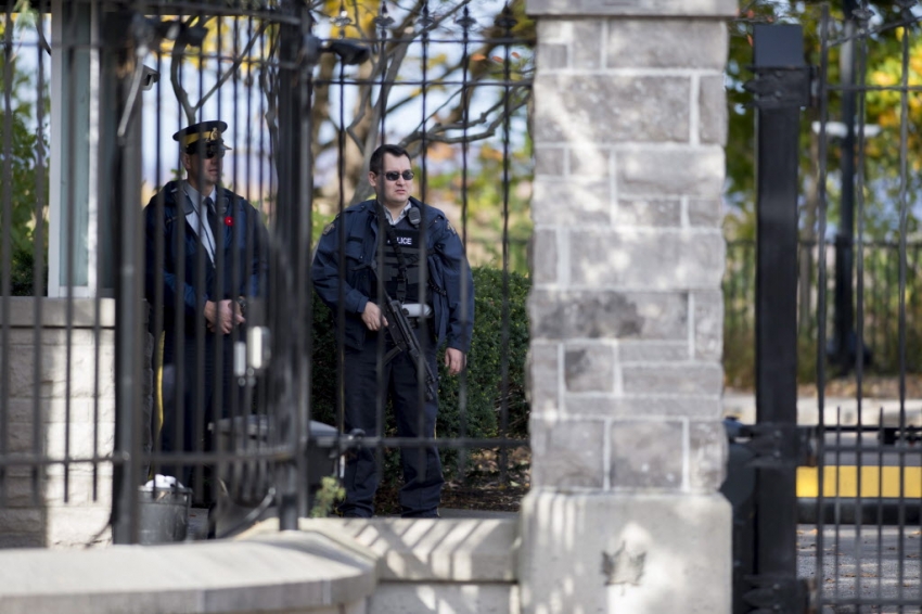 Armed guards at 24 Sussex Drive Armed guards at 24 Sussex Drive